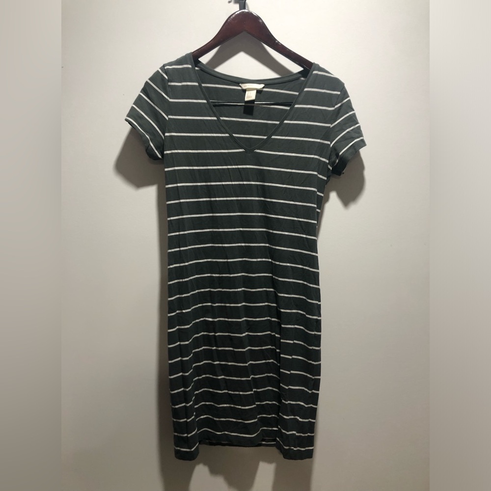 H&M Gray & White Striped V-Neck Short Sleeve Dress